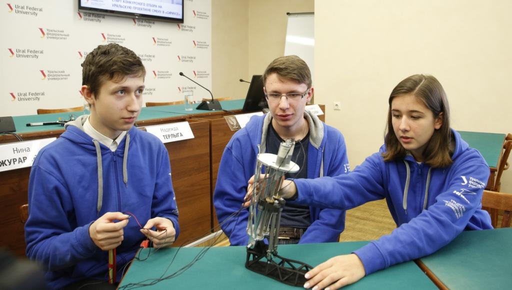 Одаренные дети из Екатеринбурга разработали устройство для коррекции орбиты спутника, умный дом и приложение для питания школьников