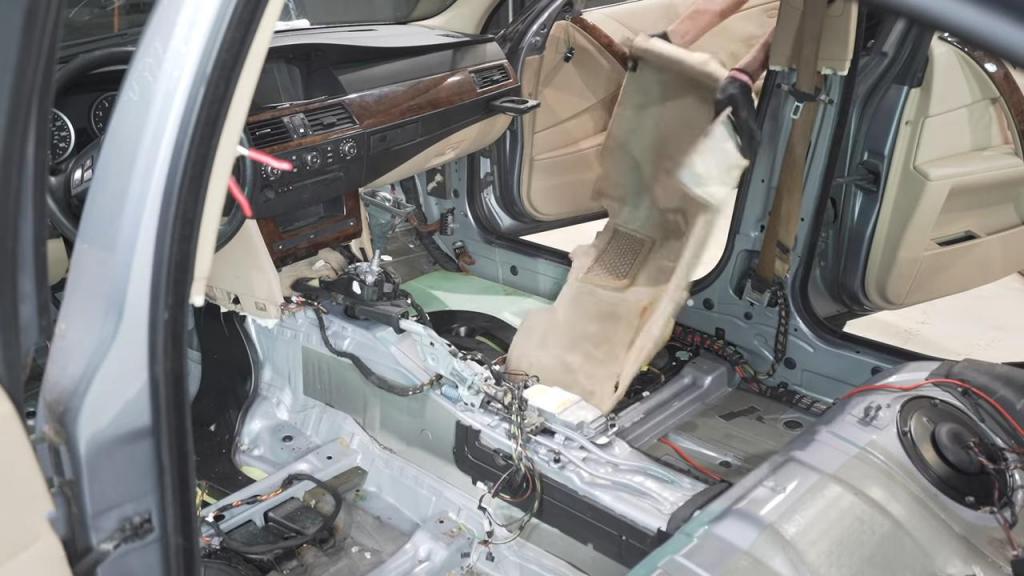 BMW был в ужасном состоянии, и команде из трех человек потребовалось 65 часов, чтобы очистить его от плесени (фото)