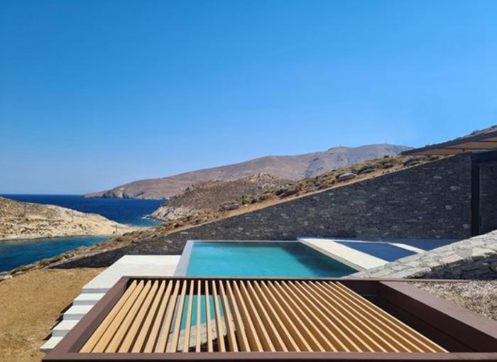 Архитекторы создали роскошный дом с современными интерьерами внутри прибрежных скал греческого острова