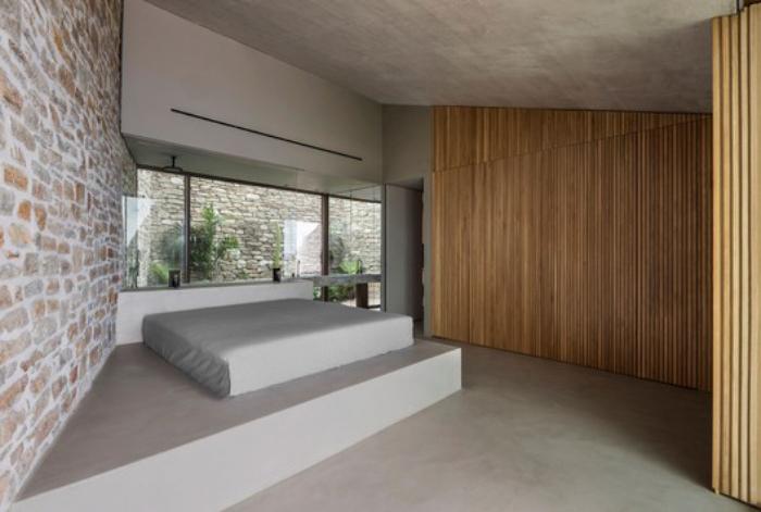 Архитекторы создали роскошный дом с современными интерьерами внутри прибрежных скал греческого острова