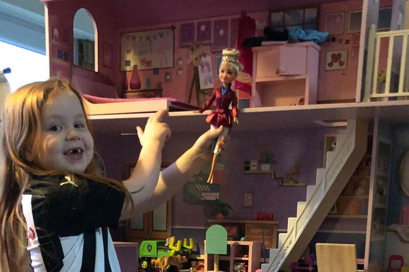 Мама купила кукольный домик для дочери, но не обратила внимание на его размеры