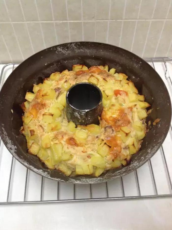 Простой, но сытный и красивый пирог с сыром, колбасой и кабачком: чтобы выпечка хрустела, делаю корочку из картофеля