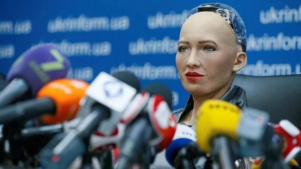 Создатели робота Софии планируют выпустить тысячи похожих моделей к концу года, чтобы те составили компанию одиноким людям