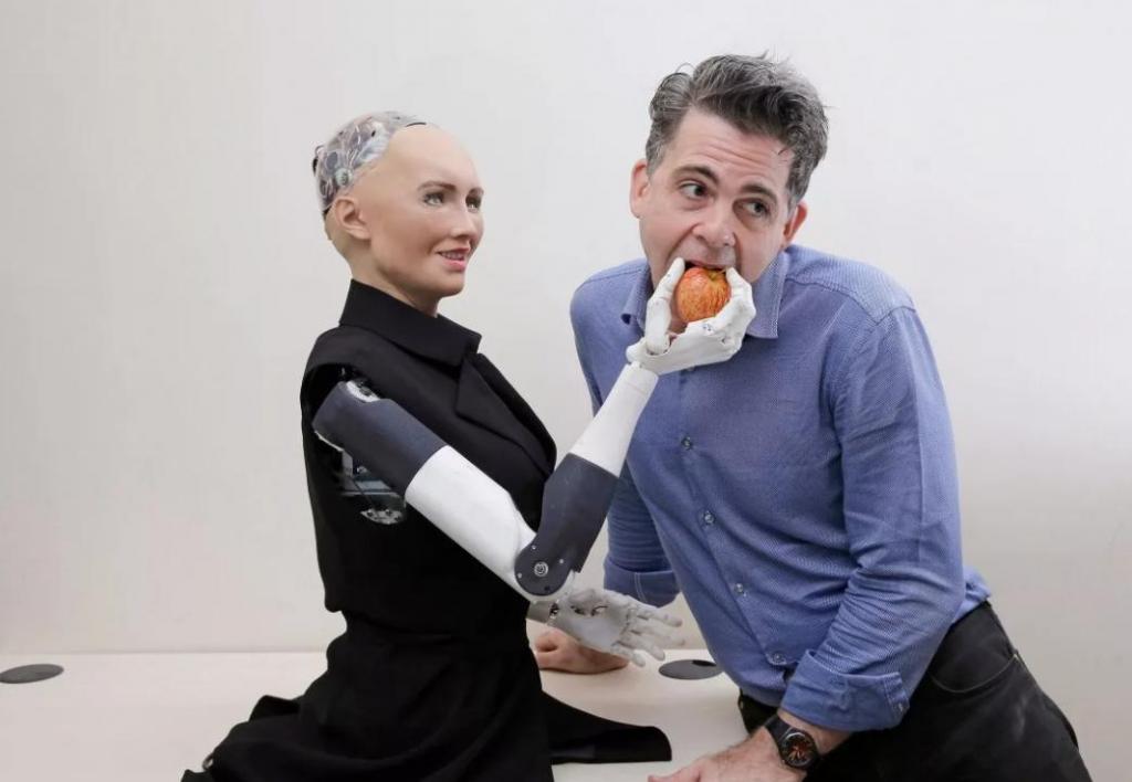 Создатели робота Софии планируют выпустить тысячи похожих моделей к концу года, чтобы те составили компанию одиноким людям