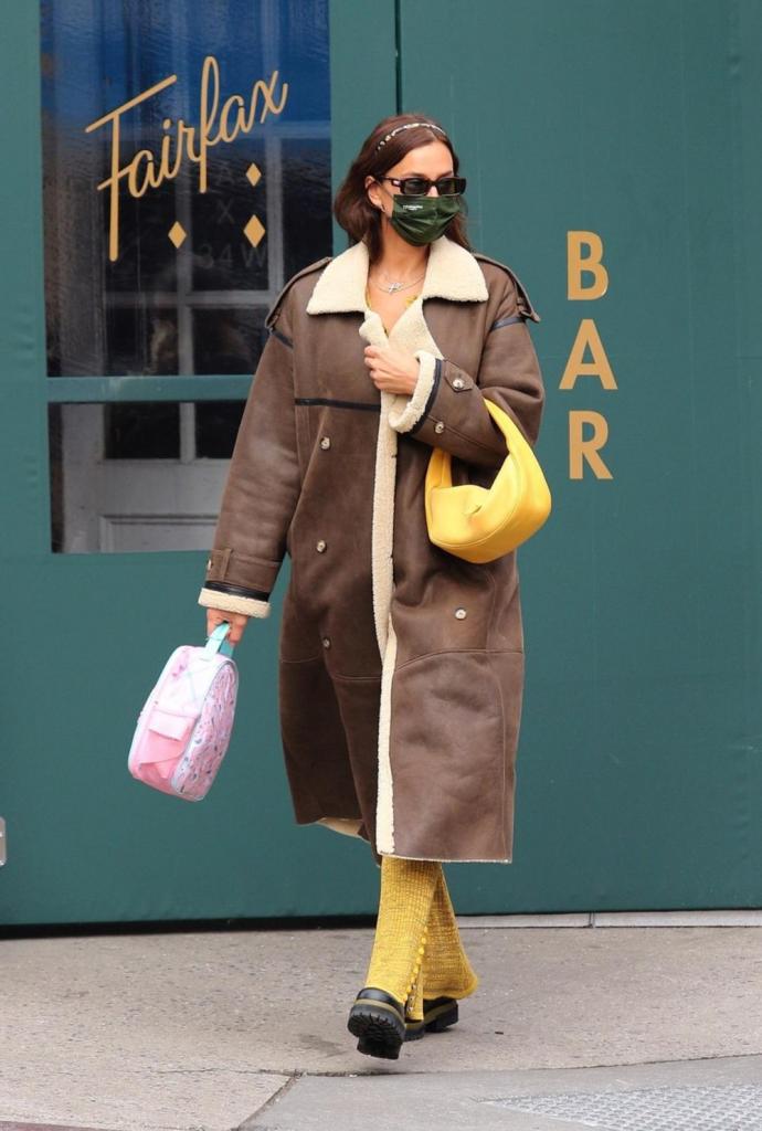 Цветовое сочетание – настоящий хит: прогуливаясь по улице, Ирина Шейк показала, как одевается стильная женщина (фото)