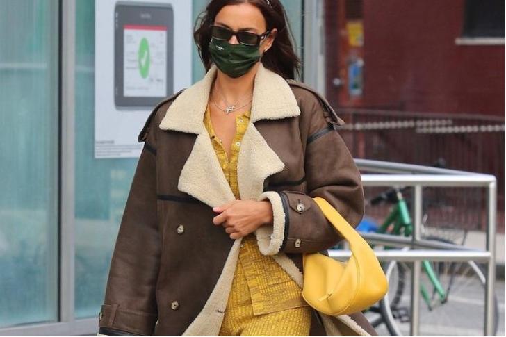 Цветовое сочетание – настоящий хит: прогуливаясь по улице, Ирина Шейк показала, как одевается стильная женщина (фото)