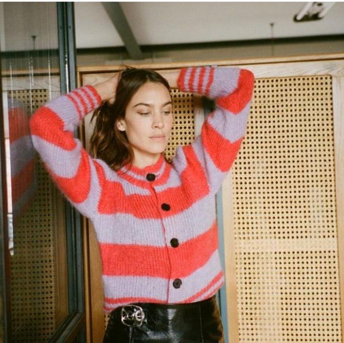 Красочный и яркий свитер в полоску - тренд 2021 года: лучшие модные образы