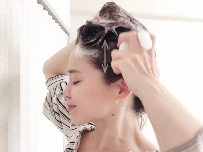 Ежедневное мытье головы делает волосы сухими. Это можно исправить, не отказываясь от процедуры (советы)