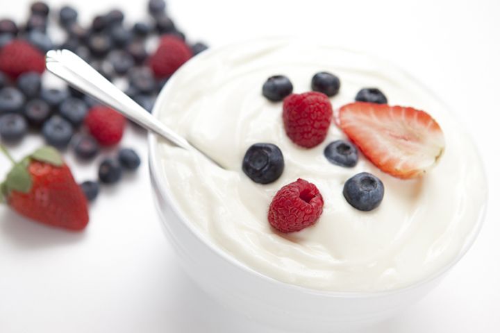Я люблю йогурт на завтрак, но это большая ошибка. Как правильно есть йогурт, чтобы получить от него максимум пользы