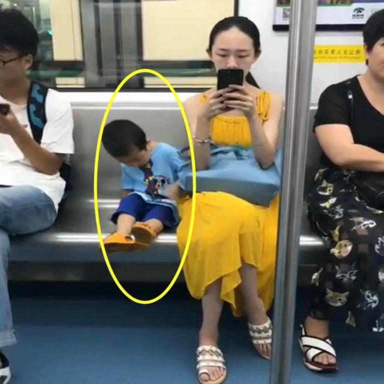 Пассажиры в вагоне удивились, увидев, как мама воспитала своего 3-летнего сына