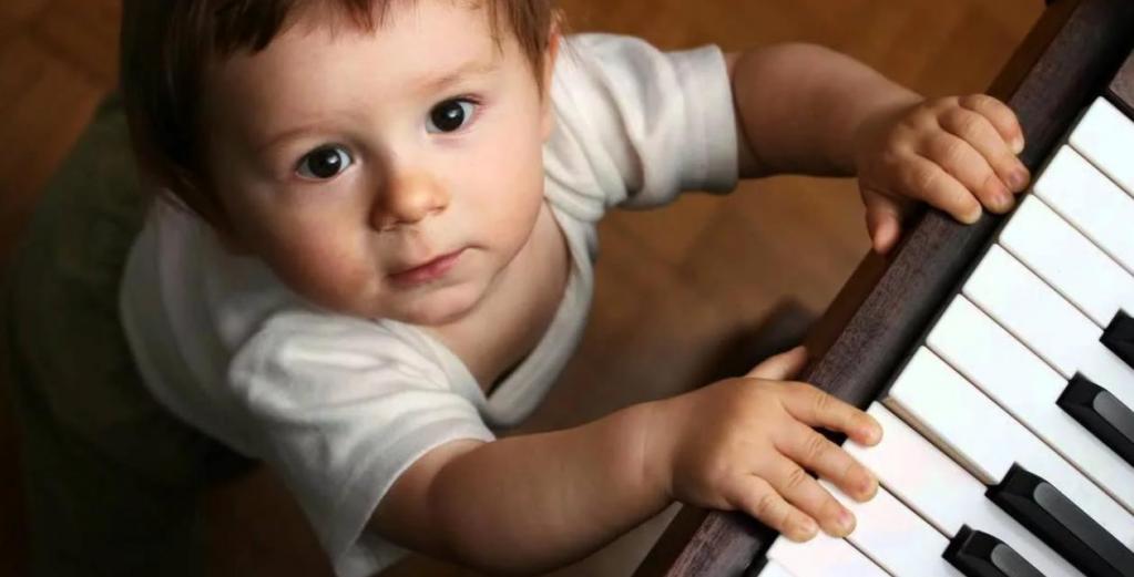 Музыканты, начавшие обучение в раннем возрасте, имеют более выдающиеся умственные способности по сравнению с теми, кто не играет на инструментах, считают ученые
