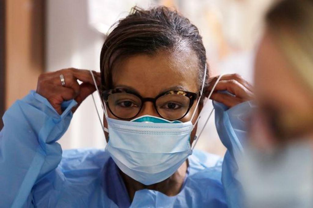 Эффективный вирусный барьер: медики советуют носить не одну, а две маски на лице