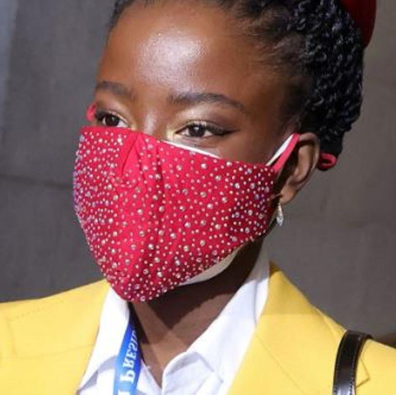 Эффективный вирусный барьер: медики советуют носить не одну, а две маски на лице