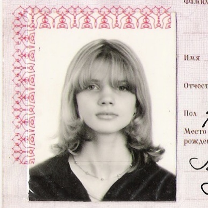 Настя Задорожная показала, как выглядела на фото для первого в своей жизни паспорта