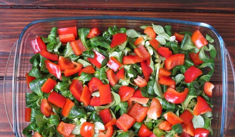Слоеный салат из овощей с фетой под медово-горчичным соусом: рецепт легкого и вкусного блюда