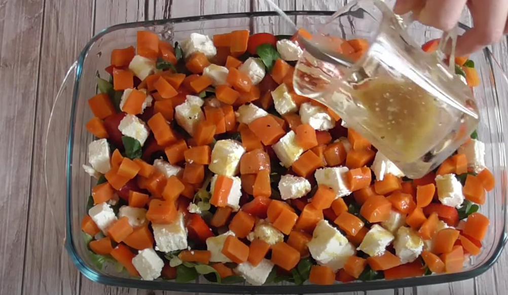 Слоеный салат из овощей с фетой под медово-горчичным соусом: рецепт легкого и вкусного блюда