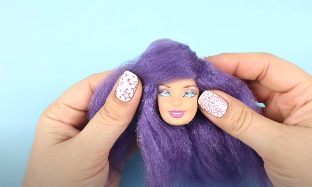 Дочурка давно просила новую куклу Барби: взяла ее старую и отрезала волосы