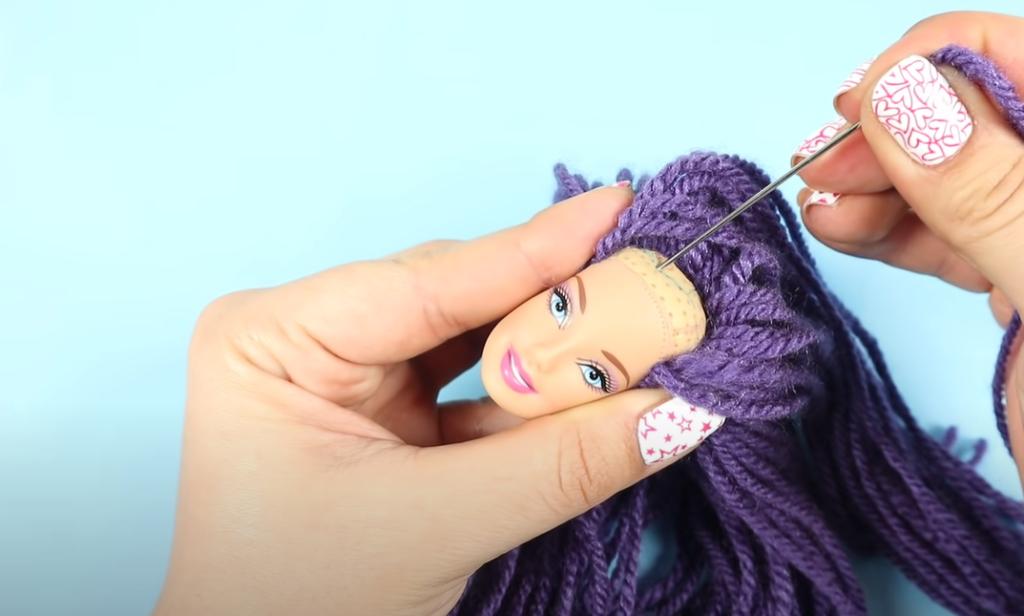 Дочурка давно просила новую куклу Барби: взяла ее старую и отрезала волосы
