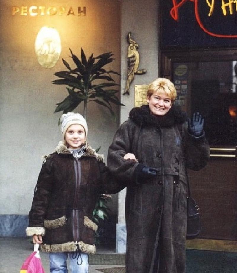 Кристина Асмус опубликовала ретро-снимок с мамой, на котором ей 10 лет