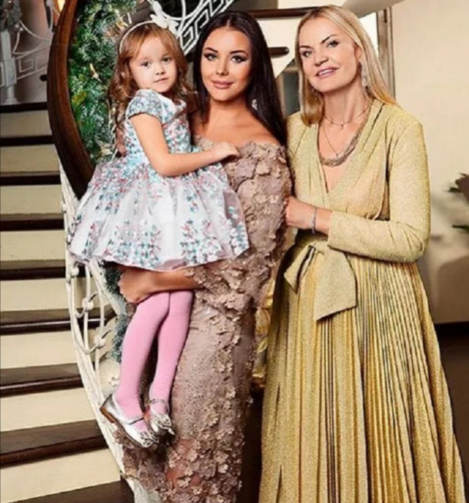 Оксана Федорова любит баловать дочь роскошным платьями: самые красивые наряды юной балерины