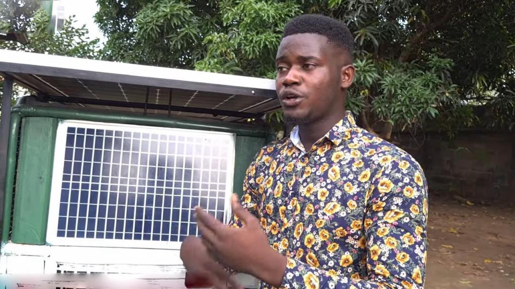 24-летний Эммануэль создал автомобиль на солнечной энергии из подручных материалов и различного мусора