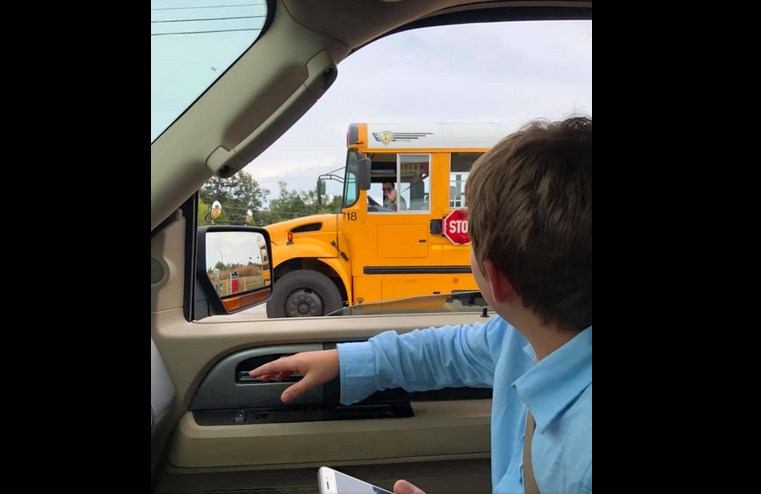 «Мне так жаль»: мальчик сел не в тот автобус и сильно переживал, но водитель вмешалась в ситуацию и стала героем в Сети