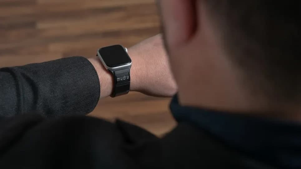 "Дикое" игровое кресло и умный ремешок для Apple Watch: самые крутые и странные гаджеты 2021