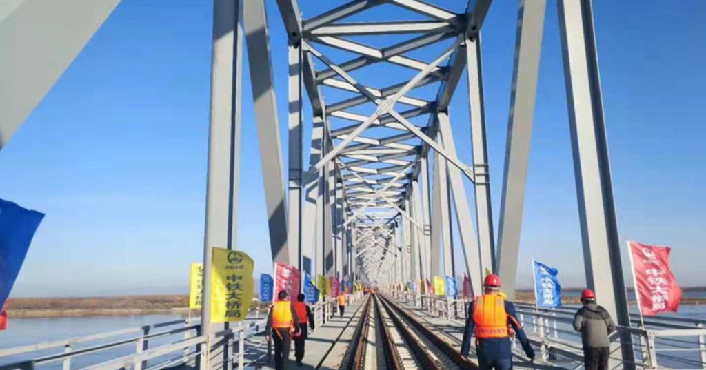 Движение по первому железнодорожному мосту между Россией и Китаем начнется в августе