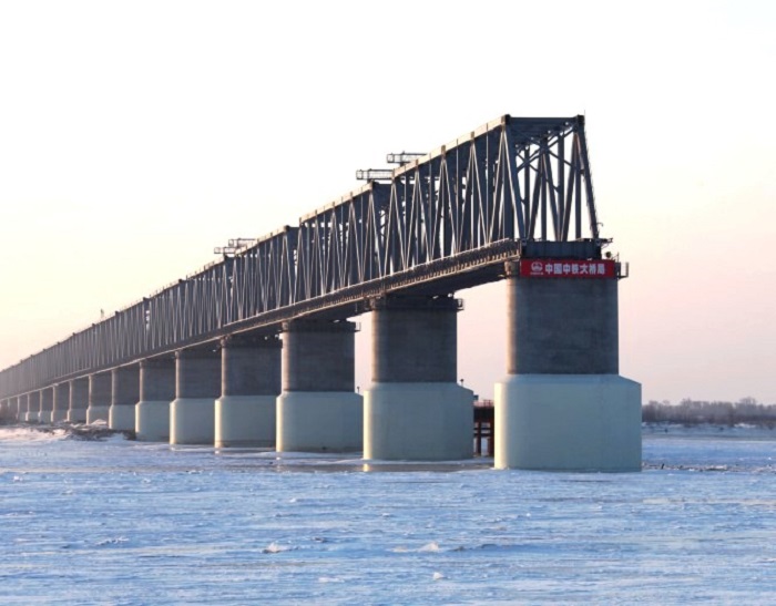Движение по первому железнодорожному мосту между Россией и Китаем <span id=