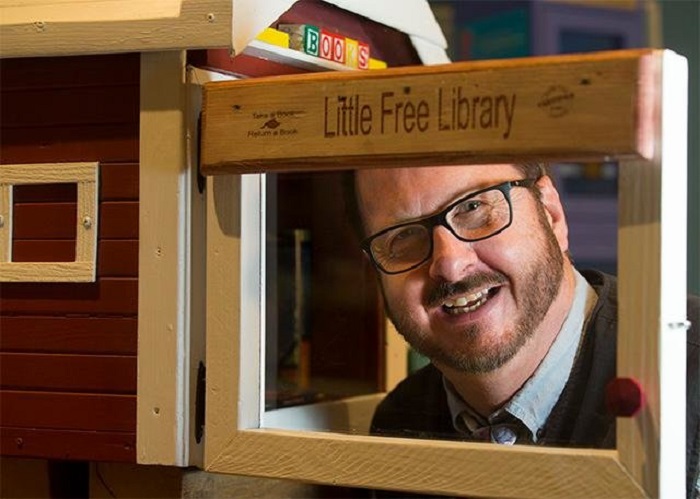 Многие замечали на улицах такие маленькие бесплатные библиотеки: идея их создания принадлежит школьному учителю