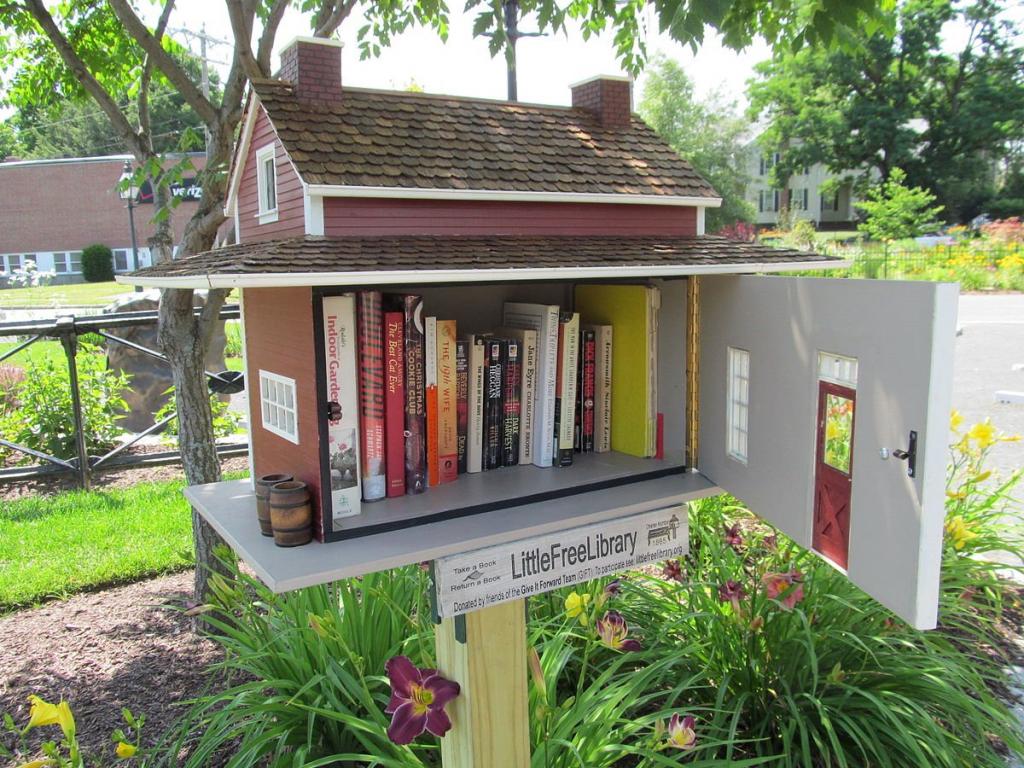 Многие замечали на улицах такие маленькие бесплатные библиотеки: идея их создания принадлежит школьному учителю