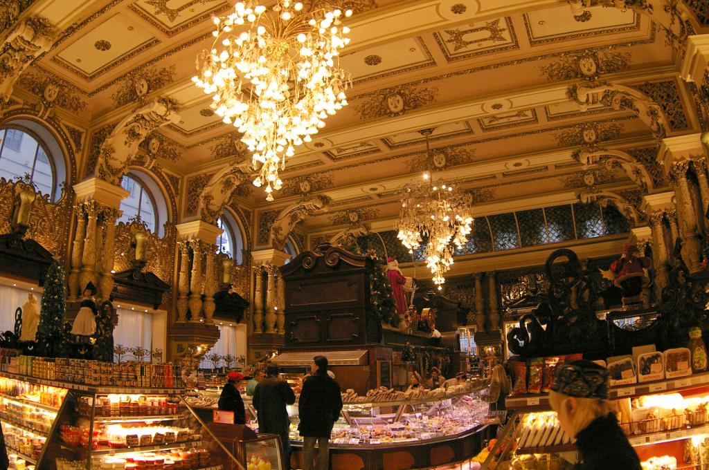 120 лет назад был открыт "Елисеевский" гастроном: что мы знаем об истории самого красивого магазина в России
