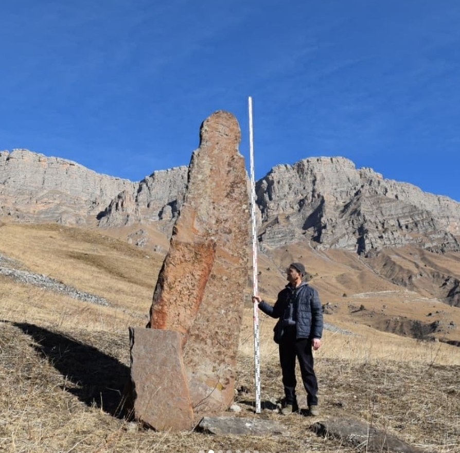 Археологи обнаружили в Ингушетии каменные стелы с неизвестными науке рисунками и петроглифами