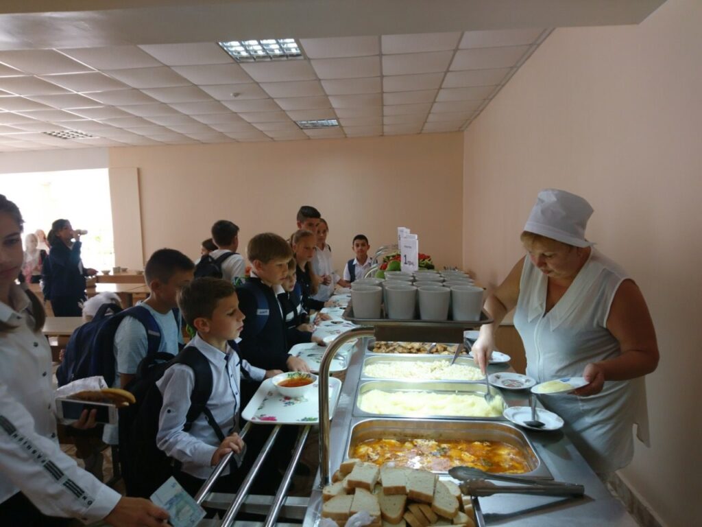 Шведский стол и завтраки вместо обедов: какие нововведения ждут российских школьников в столовых