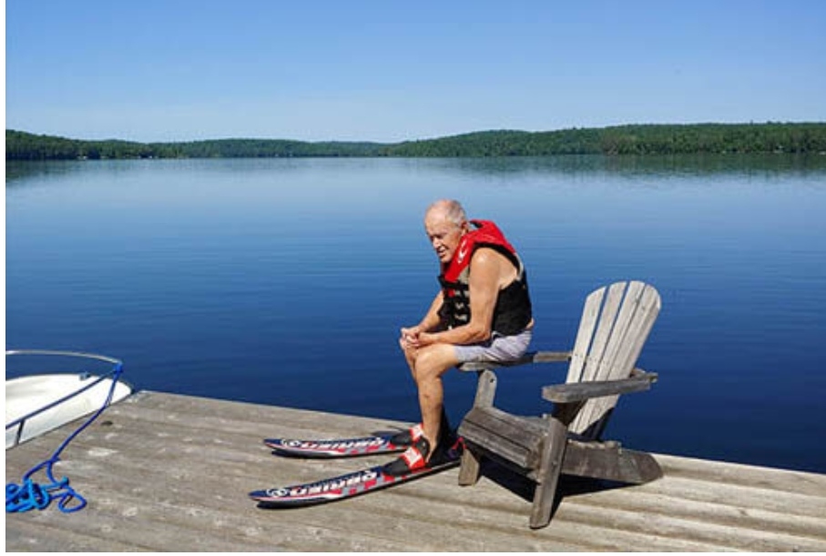 Новый рекорд: 92-летний экстремал попал в Книгу рекордов Гиннесса как самый старый водный лыжник