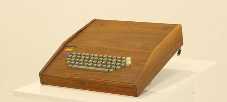 Оригинальный компьютер Apple 1 с деревянным корпусом будет продан за 1,5 млн долларов. Это в 2250 раз больше, чем он стоил в 1976 году