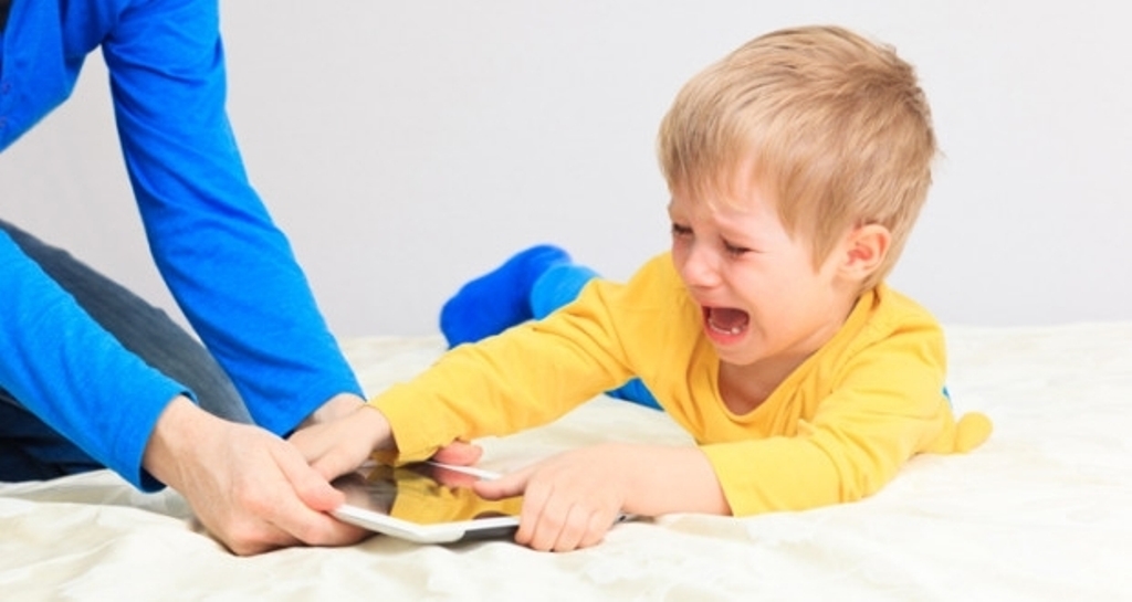 Родителям "врага" надо знать в лицо: 5 игр в телефоне, которые отнимают у ребенка 90% свободного времени