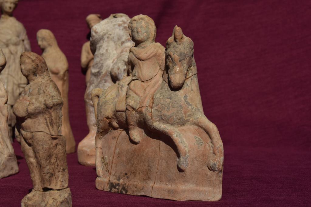 Множество терракотовых фигурок мифических героев возрастом более 2000 лет найдены среди руин древнеримского театра