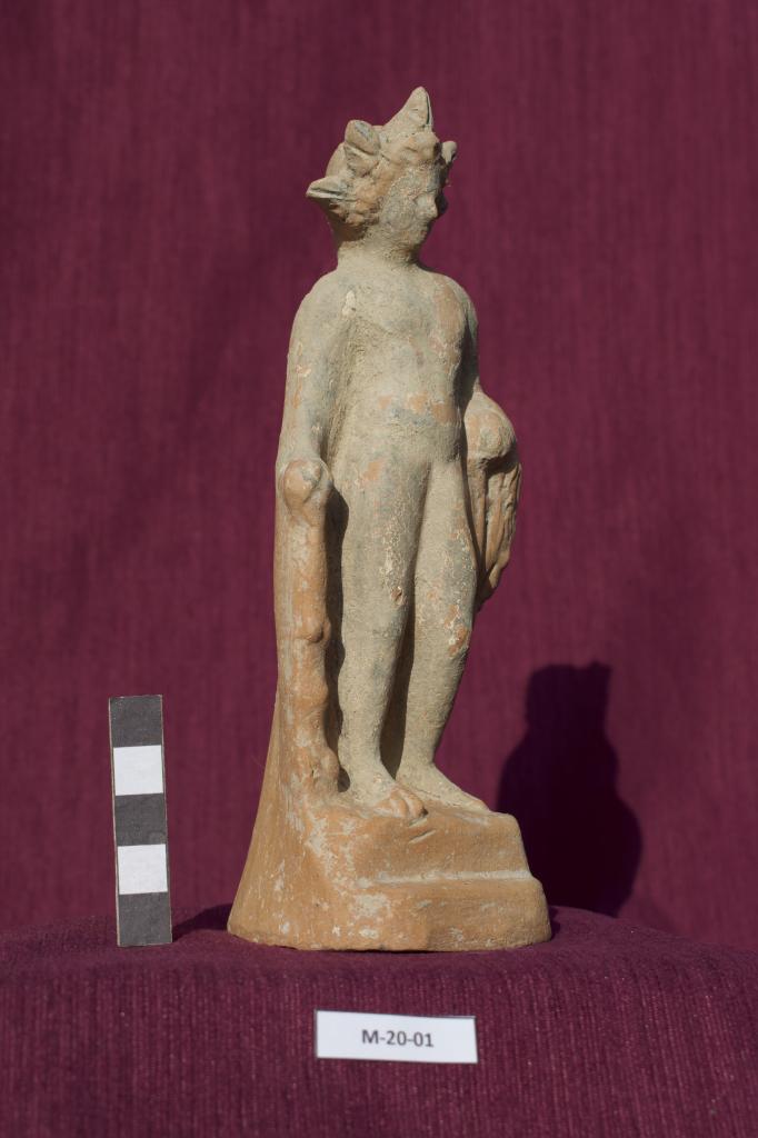 Множество терракотовых фигурок мифических героев возрастом более 2000 лет найдены среди руин древнеримского театра