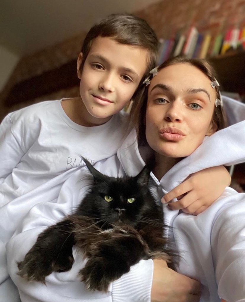 Кнопочный телефон и военный лагерь: Алена Водонаева рассказала об особенностях воспитания своего 11-летнего сына