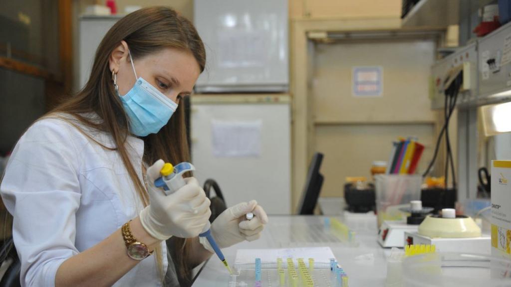 Достаточно подышать в трубочку: в России создали метод быстрого и безболезненного тестирования на коронавирус