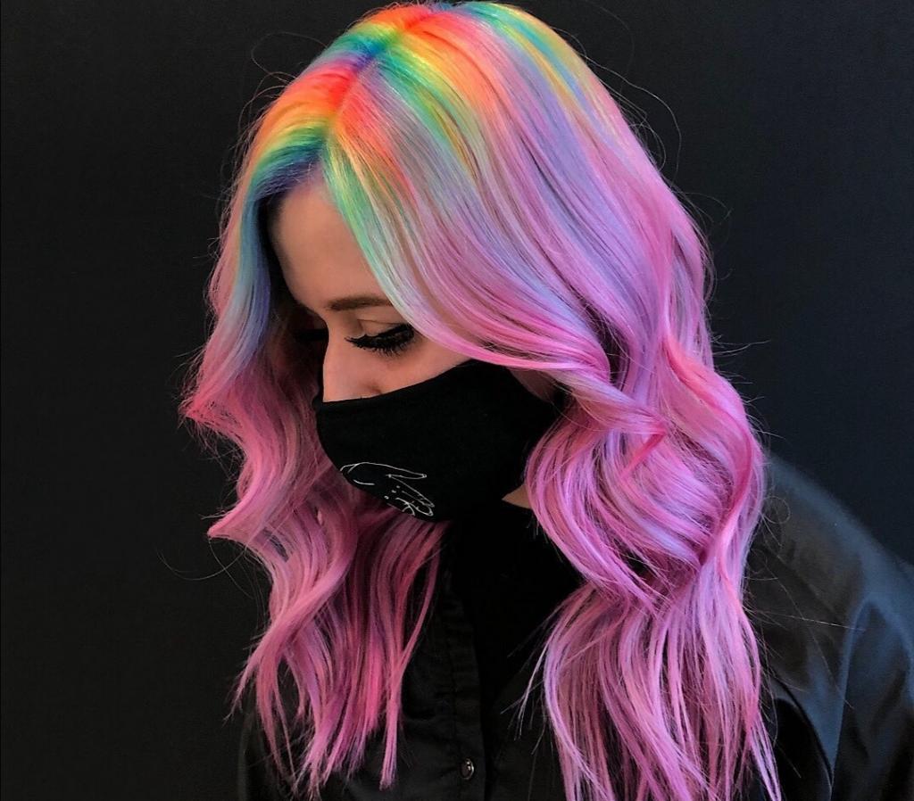 Красить волосы в розовый уже не модно: как выглядит новый тренд
