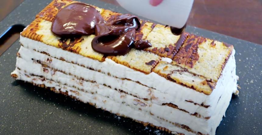 Торт без выпечки "Сливочное удовольствие" с шоколадом и ягодами: готовится быстро и просто, выглядит красиво и аппетитно