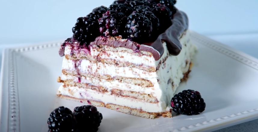 Торт без выпечки "Сливочное удовольствие" с шоколадом и ягодами: готовится быстро и просто, выглядит красиво и аппетитно