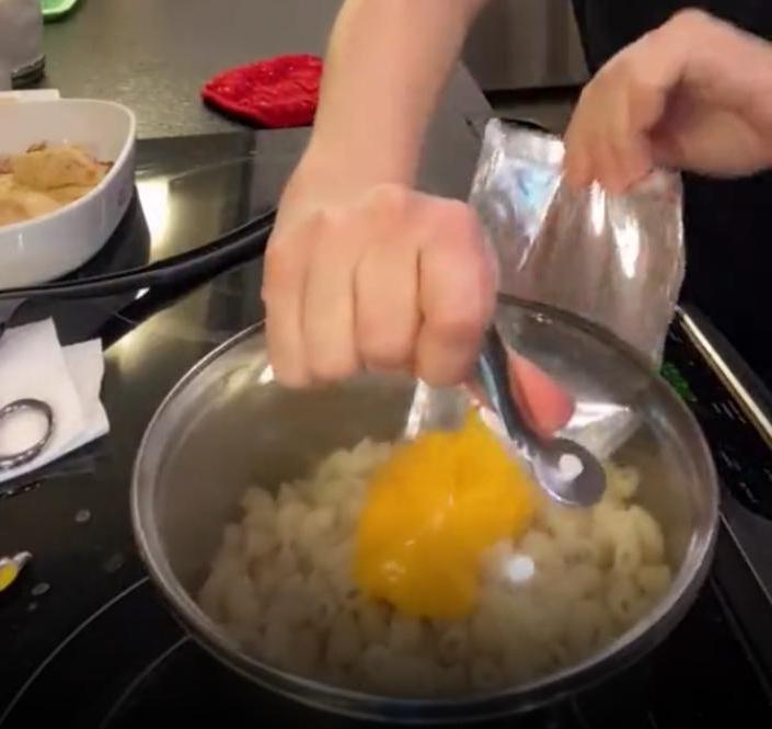 Как выдавить соус из пакета до капли: женщина показала быстрый трюк