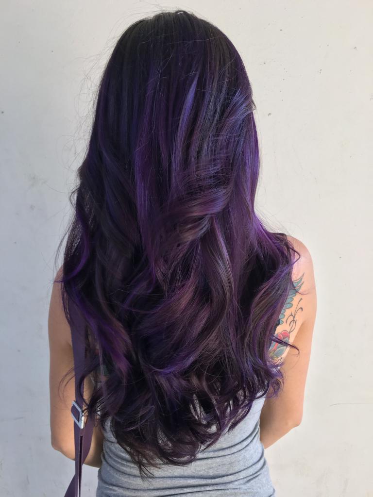 Модное и необычное окрашивание для тех, кто любит яркие цвета: 10 эффектных причесок с фиолетовыми волосами