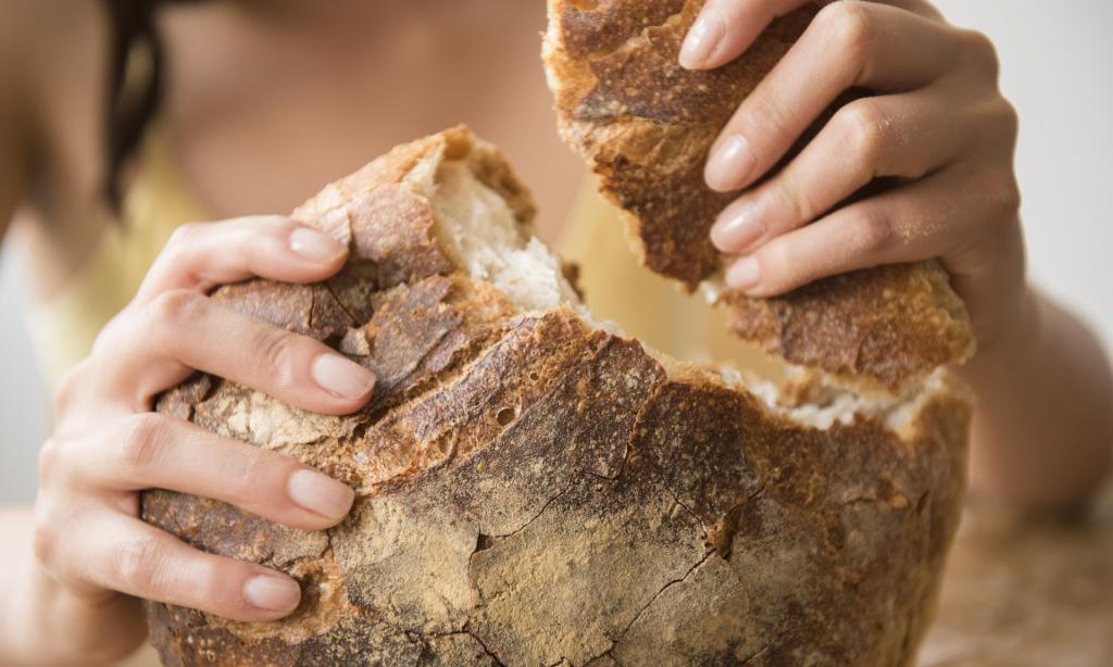 Счастливого человека можно определить по тому, какую часть хлеба он берет (горбушку или мякиш)