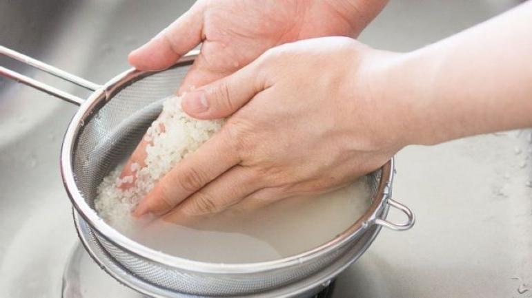 Перед готовкой плова рис промывать не нужно: что делают узбеки с крупой, чтобы она получилась вкусной
