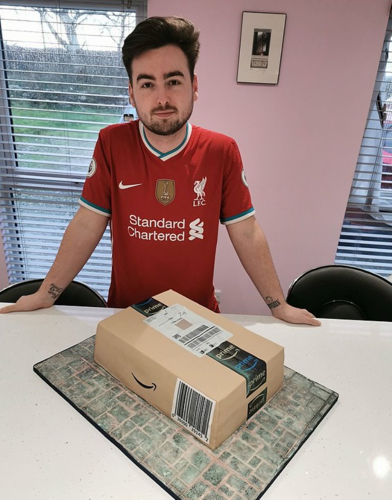 Чуть не распаковал: мама испекла сыну ко дню рождения торт в виде посылки