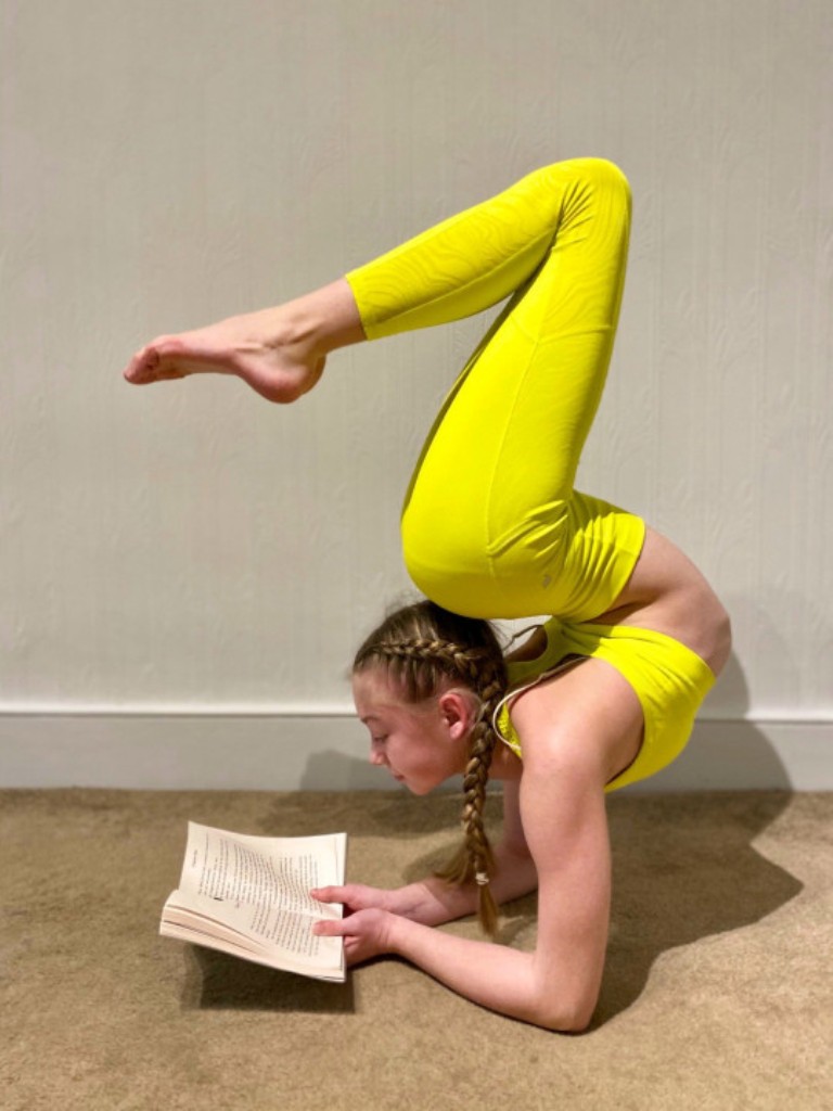 Девочка-гимнастка показала, как она делает уроки. Позы впечатляют (фото)